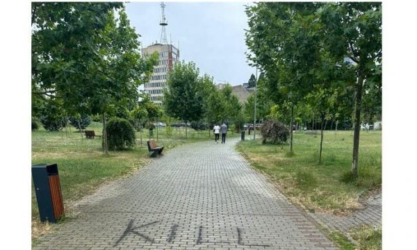 Mbishkrime me mesazh urrejtës ndaj komunitetit LGBTI+ në oborrin e Bibliotekës