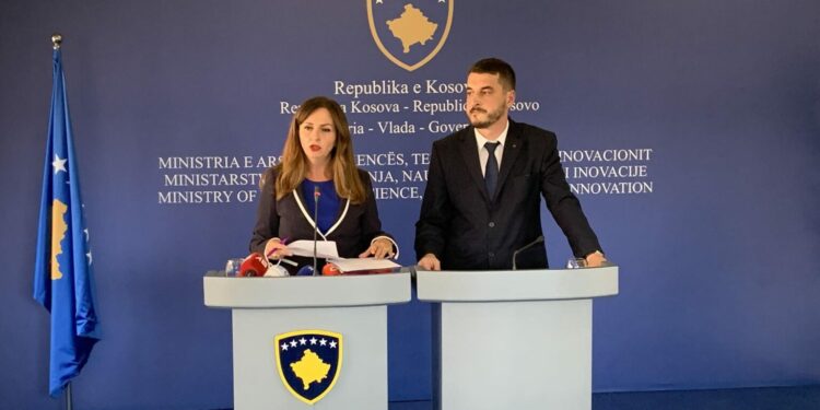 Zëvendësministri i Arsimit jep detaje: Çmimet e librave do shtypen në kopertinë, aplikimi përmes e-Kosova
