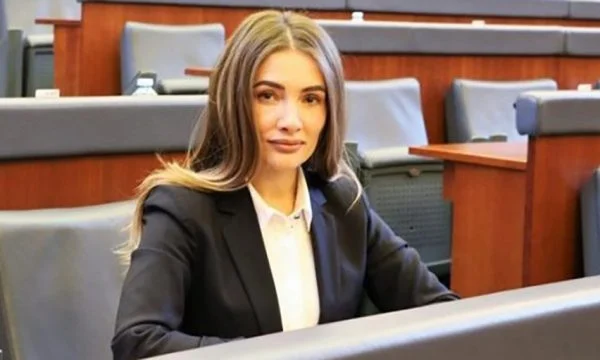 Ariana Musliu-Shoshi e PDK-së për blerjen e librave përmes eKosova: Marre, mjerim, fundosje