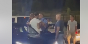 Mërgimtari përplaset fizikisht me policin e Kosovës në Merdare (VIDEO)