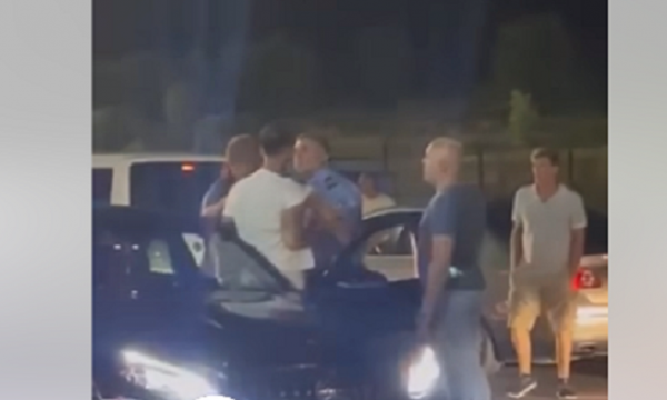 Mërgimtari përplaset fizikisht me policin e Kosovës në Merdare (VIDEO)