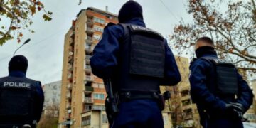 Një polic i lënduar nga shkëmbimi i zjarrit mes policisë dhe të dyshuarit për kontrabandë në Veri