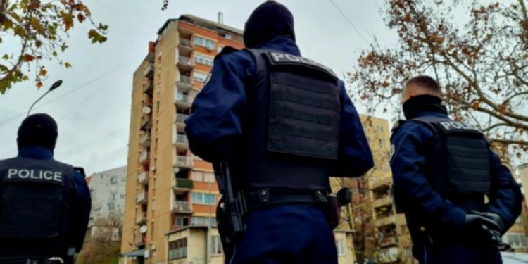 Një polic i lënduar nga shkëmbimi i zjarrit mes policisë dhe të dyshuarit për kontrabandë në Veri