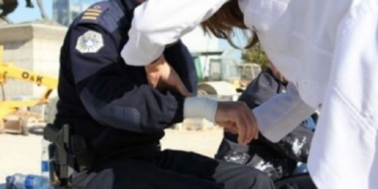 Mërgimtari nën ndikim të alkoolit, sulmon dy zyrtarë policorë pasi e ndaluan për shkelje në komunikacion – u shkakton lëndime
