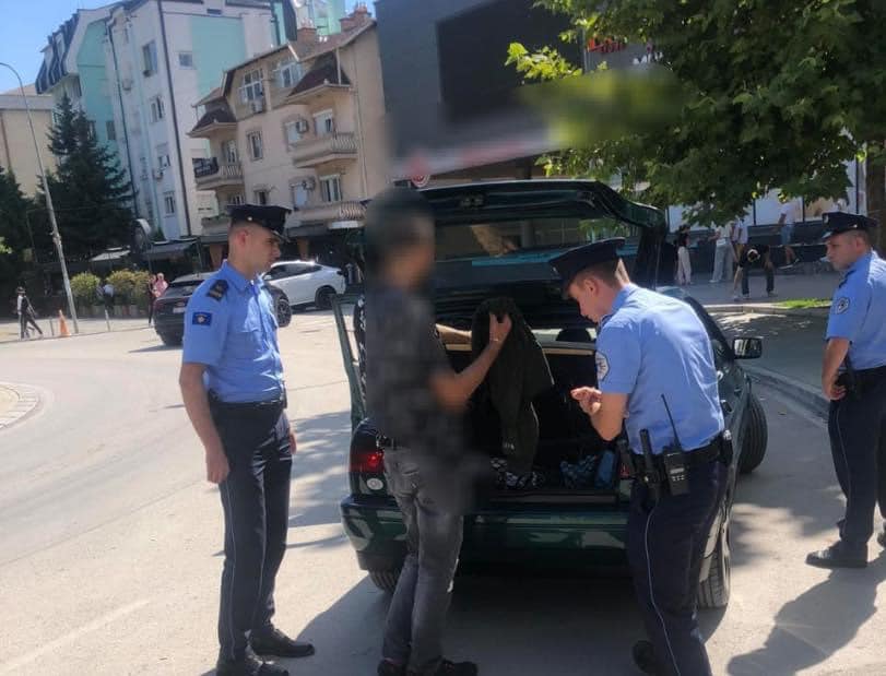 Policia vazhdon “Goditjen” në Mitrovicë, gjen shtatë revole e 12 thika