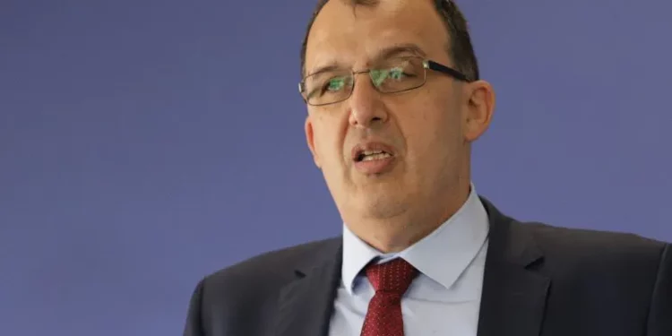 Ish-zv.ministri i Arsimit, Pupovci ka dyshime për paratë e librave: Ka prindër që i kanë llogaritë e bllokuara për shkak të borxheve