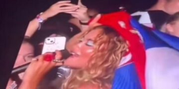 Rita Ora e mbajti në duar flamurin e Serbisë derisa performonte në Hungari (VIDEO)