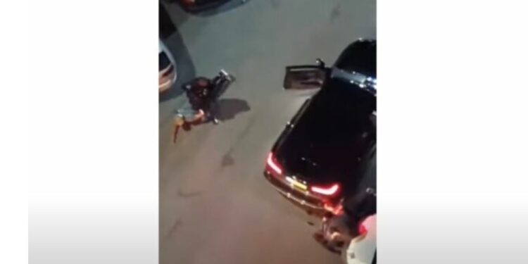 Dyshohet se tentuan t’i godasin me veturë policët, arrestohen dy persona në Pejton