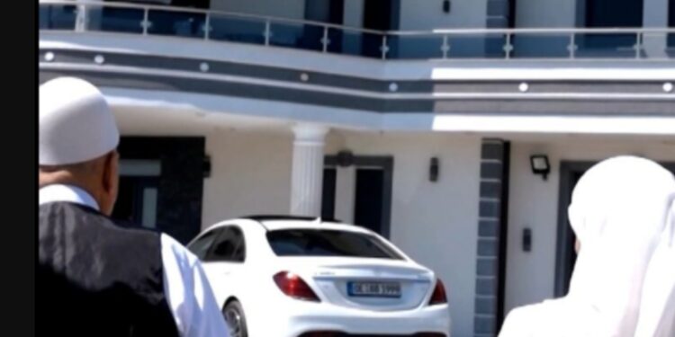 10 fëmijët e tyre u detyruan të shkonin në mërgim shkaku i kushteve ekonomike, sot çifti kosovar bëjnë jetë “përrallore”