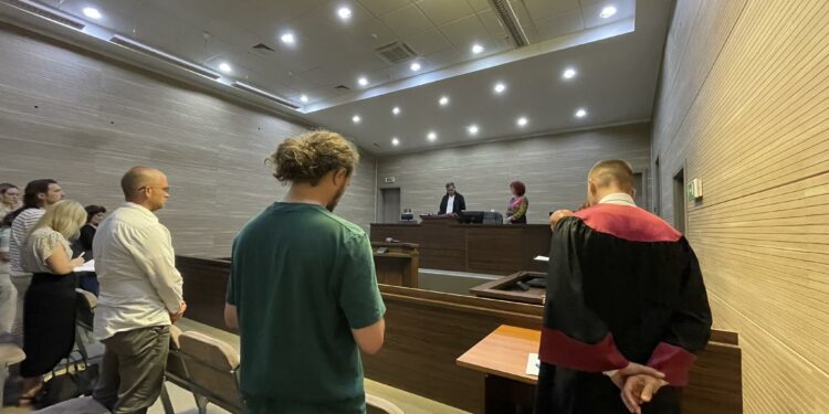 Dënohen dy serbët që sulmuan KFOR-in, policinë dhe mediat
