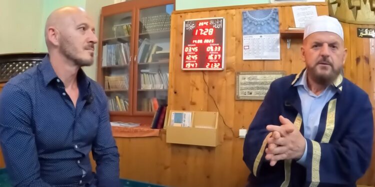 Shefqet Krasniqi e quan “vëlla” dhe “më të mirë se na” serbin Radovan që u konvertua në mysliman