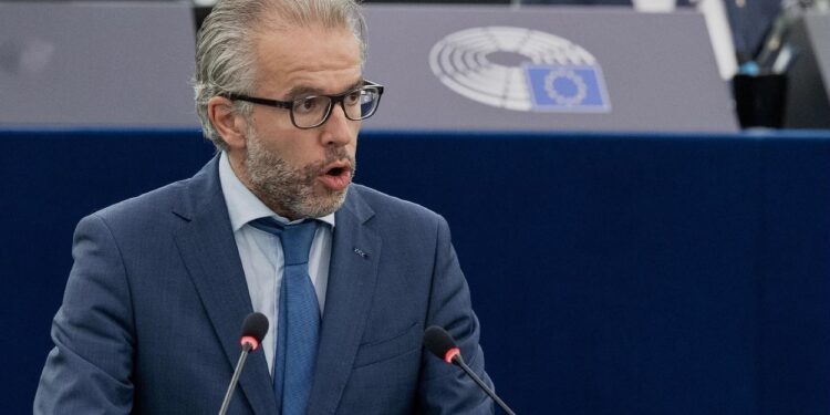 Eurodeputeti nga Holanda: Shpresoj që BE-ja i heq masat ndaj Kosovës në shtator