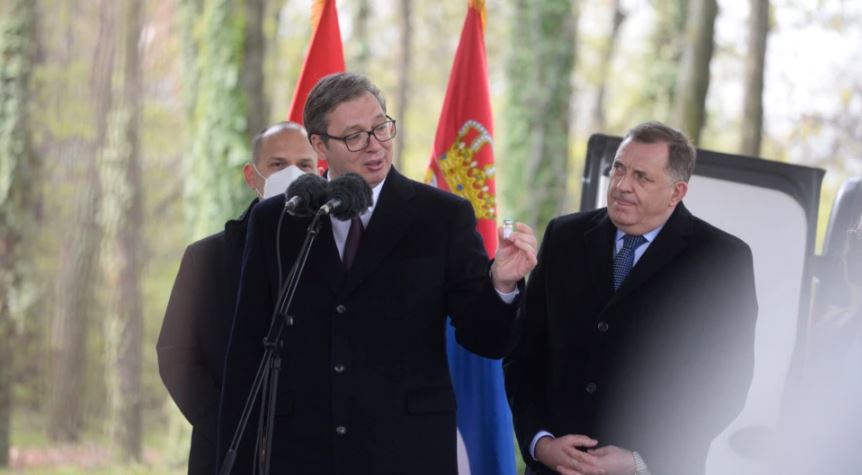 NZZ: Ambiciet për Serbinë e Madhe kërcënojnë paqen në Ballkan, Millorad Dodik po armatoset