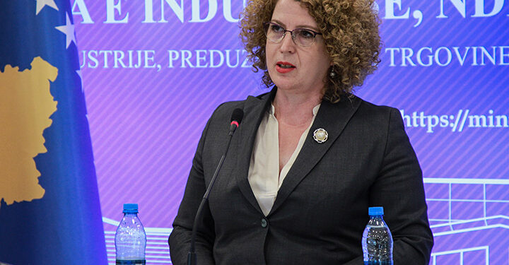 Paparaci: Ministrja Hajdari paditë gazetën Nacionale