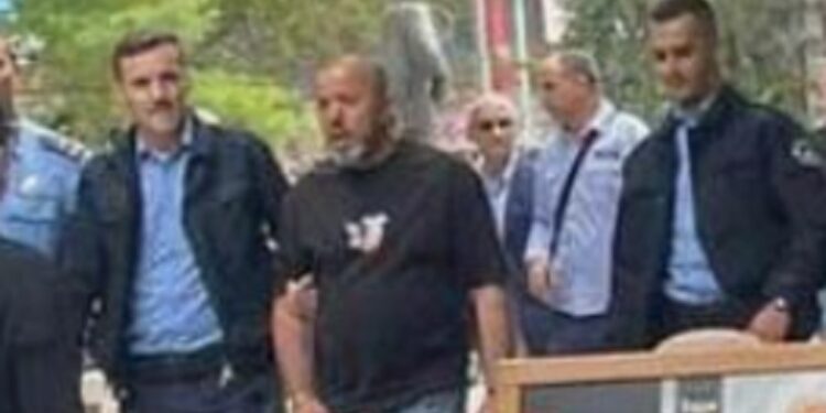 LAJMI I FUNDIT: Në rrahjen midis sheshit sot në Mitrovicë një qytetari i thyhet gota në kokë