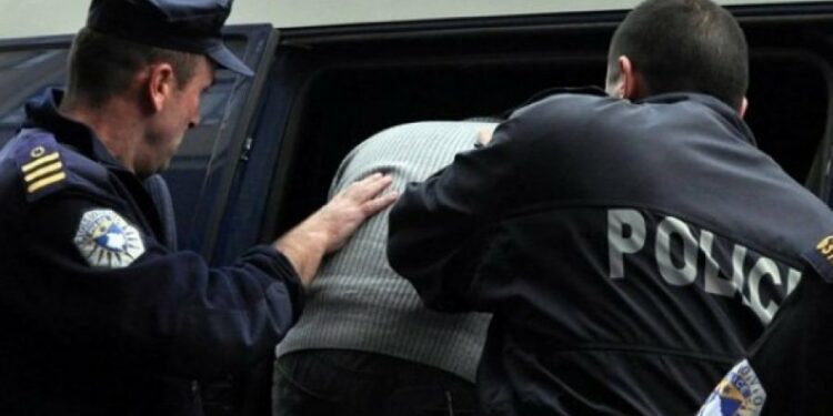 Policia konfirmon lajmin e Veriu.info: Arrestohen 3 persona në Mitrovicë, shkak nxjerrja e dokumente më të dhëna të rrejshme