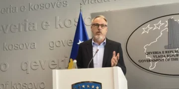 Banale e tendencioze – Zogiani humb durimin në konferencë, përplaset me gazetarin