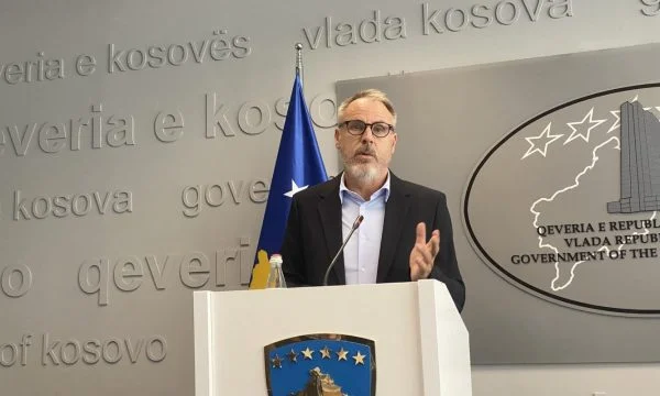 Banale e tendencioze – Zogiani humb durimin në konferencë, përplaset me gazetarin