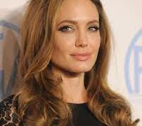 Angelina Jolie punëson vajzën e saj 15-vjeçare si asistente