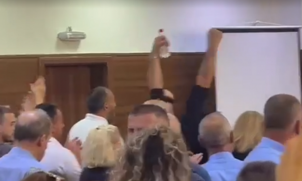 Momenti kur Krivaqa u dënua me burgim të përjetshëm për vrasjen e Marigonës: Shpërthyen duartrokitjet e brohorimat “bravo”