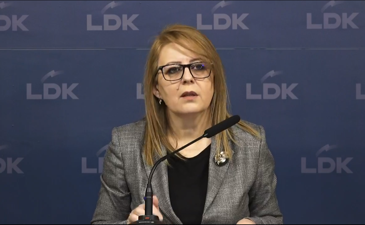Blerja e librave, këto janë 6 pyetjet e Hykmete Bajramit për pushtetin