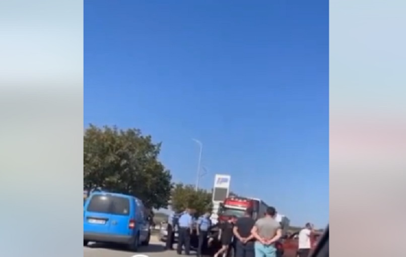 Kacafytje në pikën kufitare në Merdarë, ndërhyn edhe policia