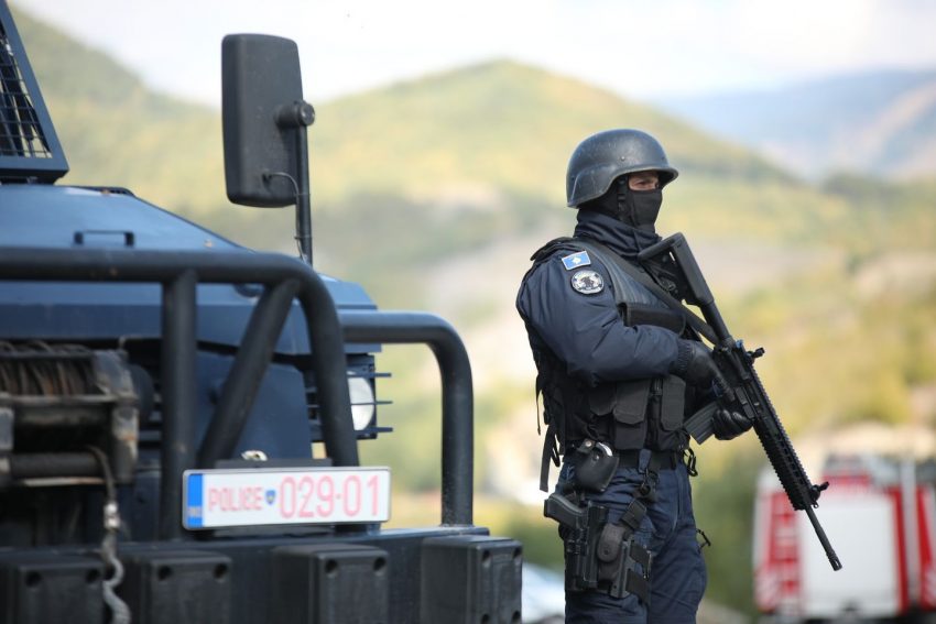 Automjeti me targa të Beogradit tenton ta kalojë ilegalisht kufirin Serbi-Kosovë