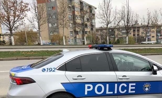 Një grua kap mjeken për fyti në Suharekë, arrestohet