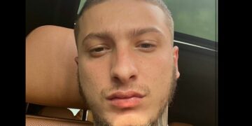 Fero publikon foto të vajzës së tij të vogël duke u falur