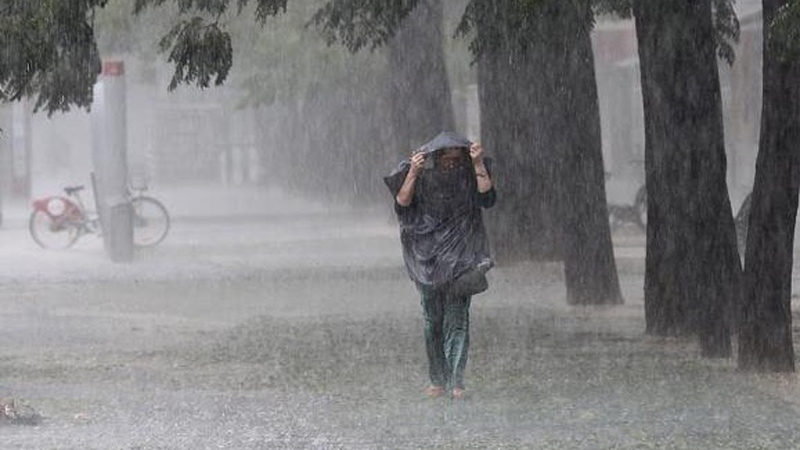 Stuhia po i afrohet Shqipërisë, ora kur pritet të nisi shiu i fortë dhe rrufetë