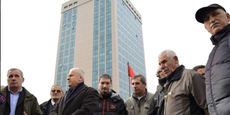 AKP tregohet qesharake, u ndanë nga 2 mijë € punëtorëve të Rilindjes, ishte parashikuar 20 mijë!