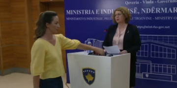 Mediet bojkotojnë konferencën e ministres Hajdari: Marrin mikrofonat dhe largohen duke e lënë vetëm