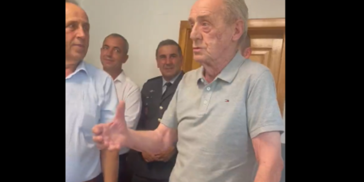“Po shkon rrugës të Rugovës”, këshilltarja e Presidentes e publikon videon me të moshuarin duke lëvduar Osmanin