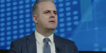 Azemi për largimin e Mehajt: Në qeveri kanë vend vetëm ata që i nënshtrohen Kurtit përmes komandave të Dejona Mihalit