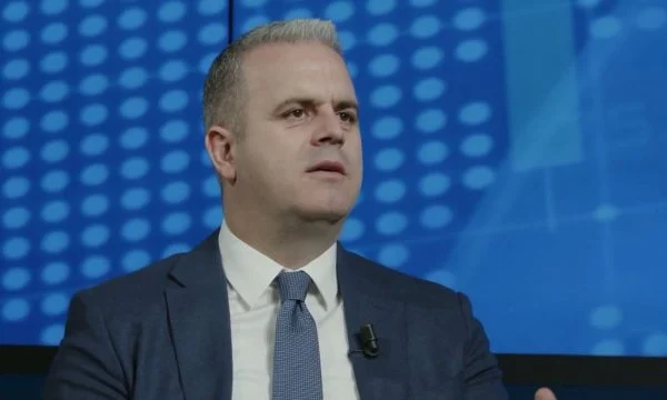 Azemi për largimin e Mehajt: Në qeveri kanë vend vetëm ata që i nënshtrohen Kurtit përmes komandave të Dejona Mihalit