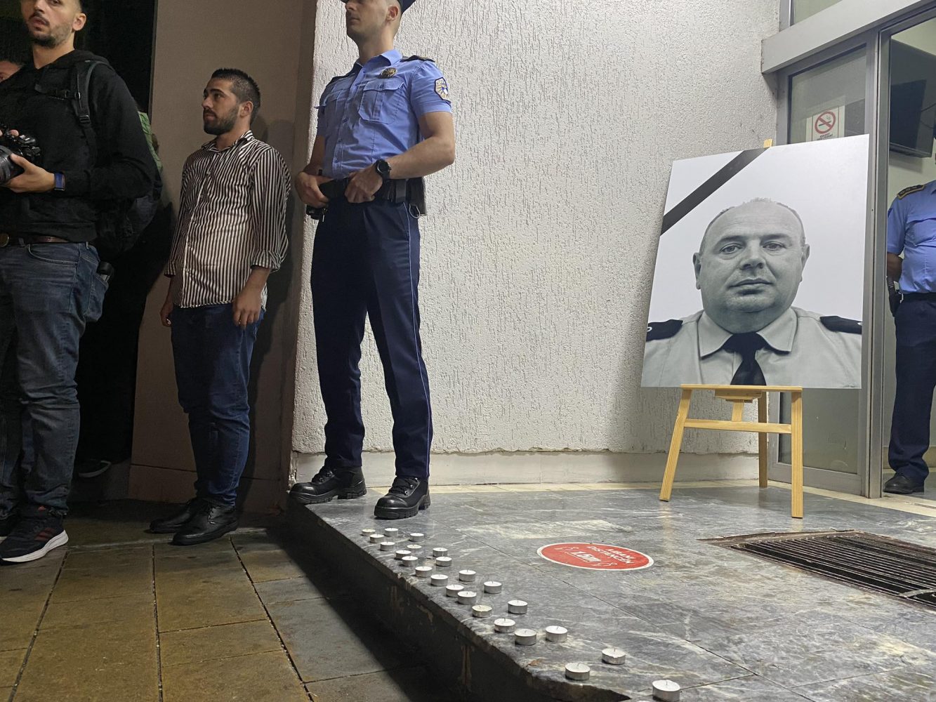 Ndizen qirinj në Prishtinë në nderim të policit të vrarë në veri