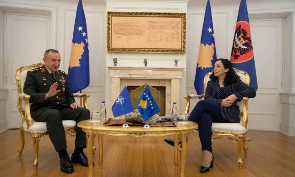 Osmani i tregon komandantit të ri të KFOR’it për strukturat ilegale në Veri të dirigjuara nga Serbia