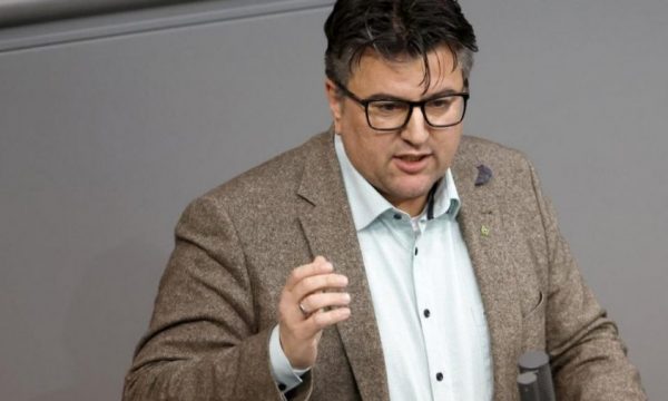 Deputeti Mijatoviq: Serbia e regjimi i Vuçiqit e bartin përgjegjësinë e plotë