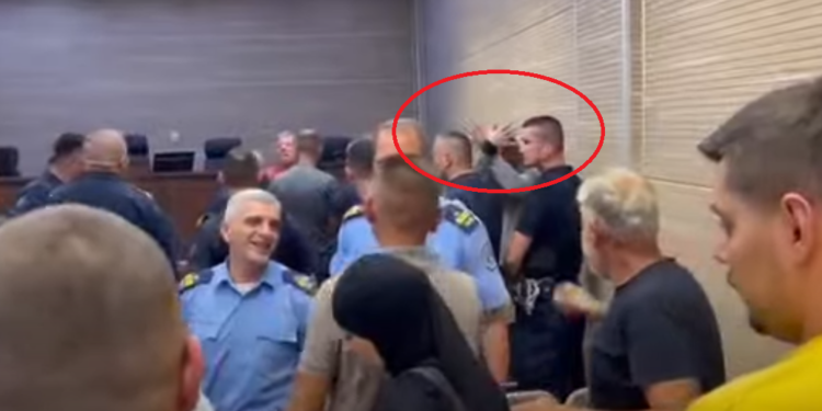 Bedri Krasniqi bën shqiponjën pas aktvendimit lirues ndaj akuzave për vrasjen e dy policëve