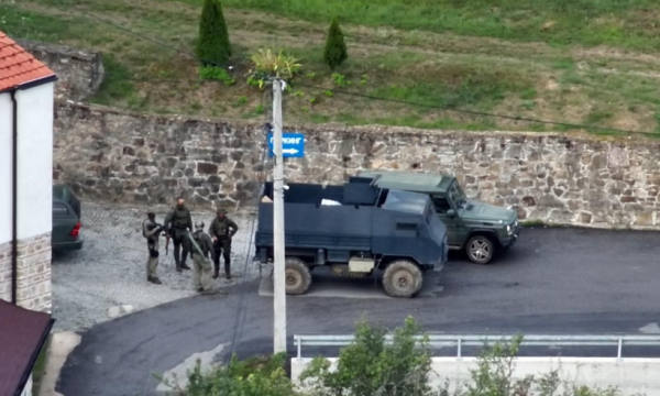 Prokurori special thotë se janë duke u lokalizuar disa shtëpi dhe automjete në Banjskë, në të cilat dyshohet se ka armatim