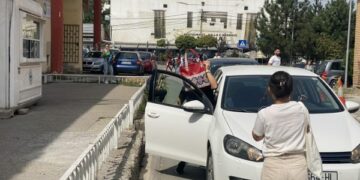 Edukatorja s’do të identifikohet, e mbulon kokën me çantë pas intervistimit