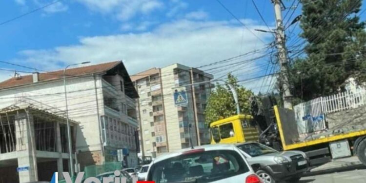 Aksident në qendër të Vushtrrisë, krijohet kolonë e gjatë