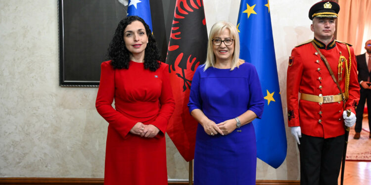 Presidentja Osmani takohet edhe me kryeparlamentaren Nikolla: Përkushtim i përbashkët për avancimin e interesave të Kosovës dhe Shqipërisë në forcimin e shtyllave të demokracisë