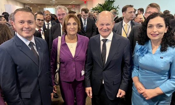 Osmani në pritjen e organizuar nga Scholz, publikon foto nga takimi me të