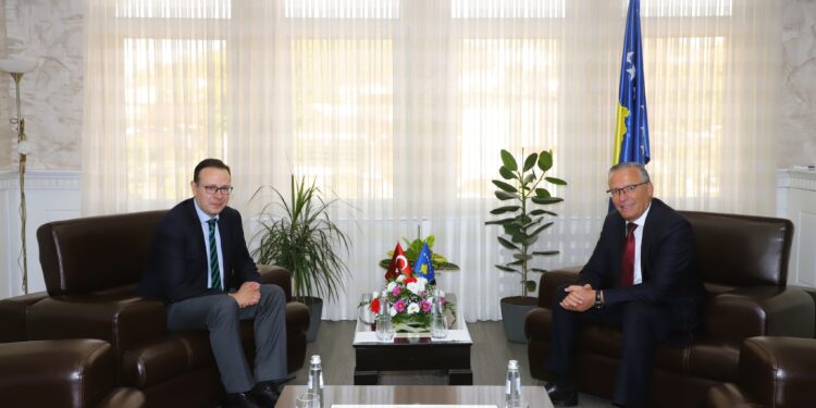 Kryetari Hamza pret në takim ambasadorin turk Tunç Angili