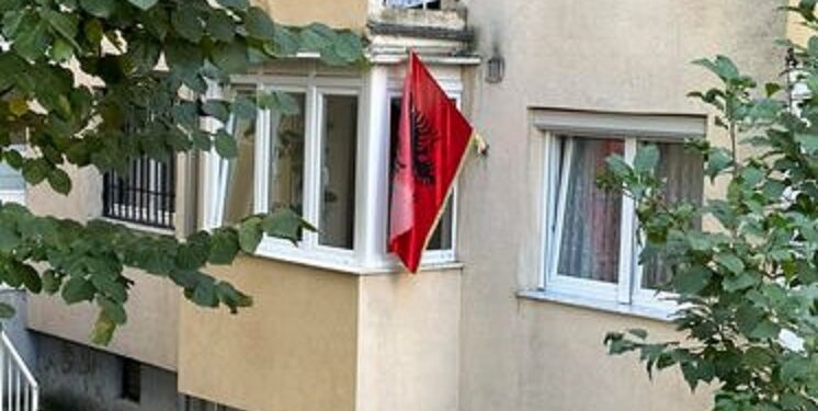 LAJMI I FUNDIT: EULEX-i po kryen bastisje në banesën e familjarëve të dëshmorëve Bahri e Fahri Fazliu
