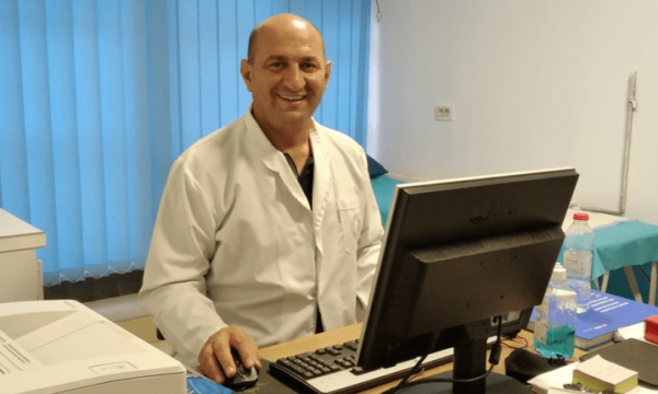 Pezullohet nga puna mjeku i QKUK-së që dyshohet se pranoi 300 euro ryshfet