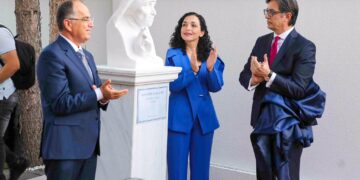Përurohet busti i Nënë Terezës në ambasadën e Kosovës në Shkup, presidentja Osmani: Është simbol i miqësisë ndërmjet popujve e shteteve