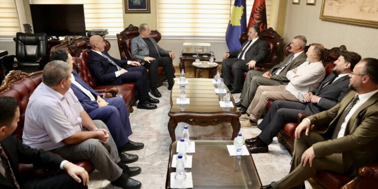 “Pas një periudhe të vështirë shëndetësore”, Haradinaj dhe Pacolli e vizitojnë Myftiun Tërnava