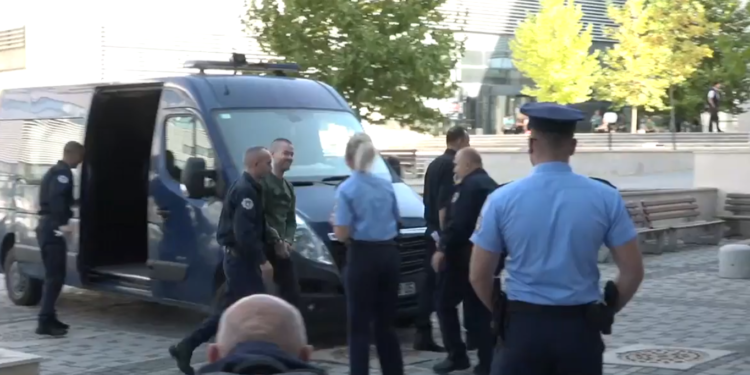 Tre pjesëtarët e grupit që kryen sulm terrorist arrijnë në gjykatë, prokuroria kërkon paraburgim